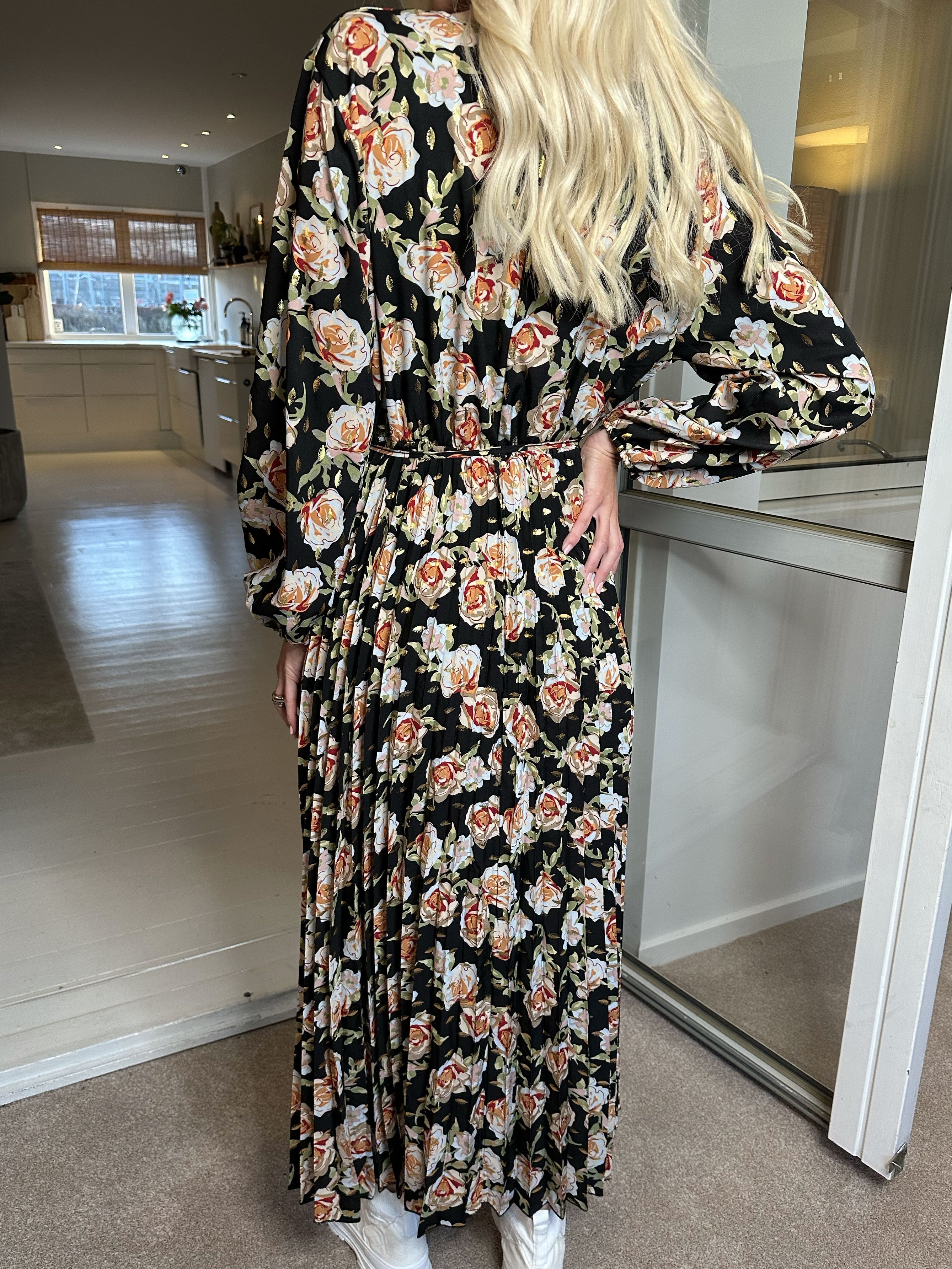 Marinella Rose - Vacker lång klänning med rosmotiv